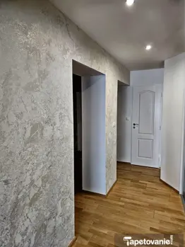 Tapeta s mramorovým vzorom a zlatými puklinami, žilkami