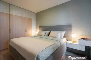 Šedá tapeta, geometrický vzor, lichoběžníky a trojuholníky, pospájané v rovine