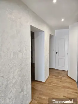 Tapeta s mramorovým vzorom a zlatými puklinami, žilkami